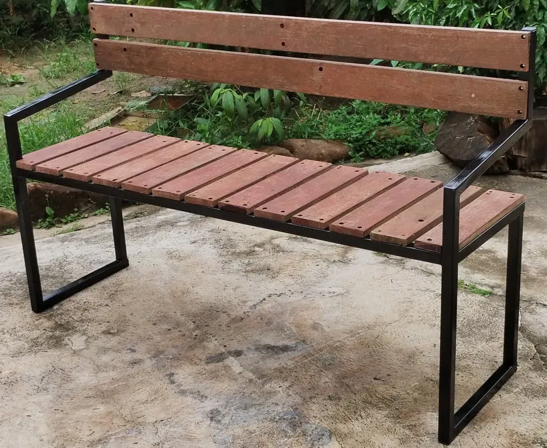 Banco de jardim com estrutura em ferro