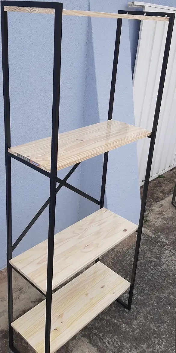 Estante em metal preto com três prateleiras