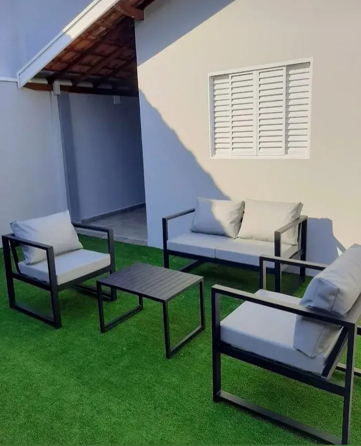 Conjunto de área externa com poltronas e sofá